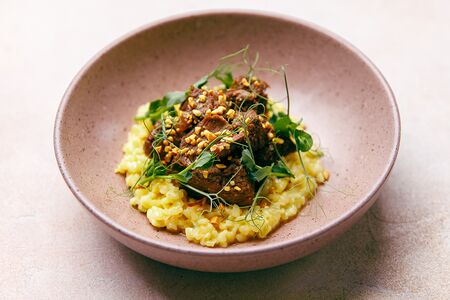 Томленые говяжьи щечки