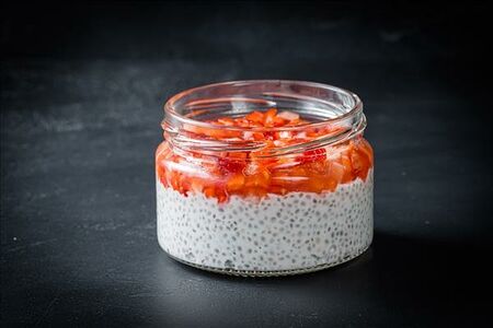 Чиа пудинг с клубникой