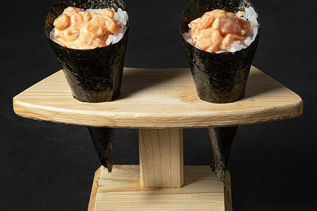 Ручной ролл с острым лососем