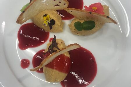 Пате из индейки с пряным вареньем на пшеничных тостах