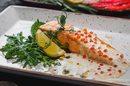 Лосось под сливочно-икорным соусом