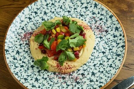 Хумус со свежими овощами, грузинскими специями и пряным маслом