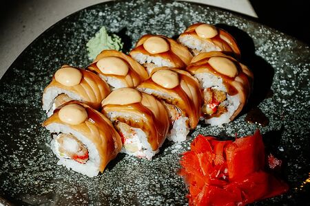 Ролл с печеным лососем