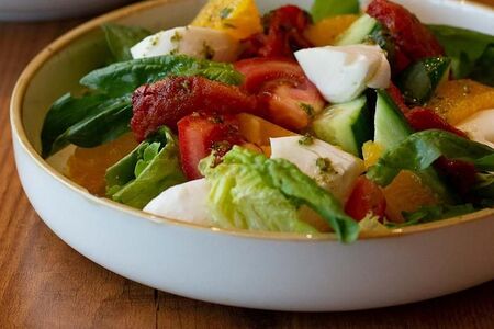 Салат из свежих овощей и моцареллой