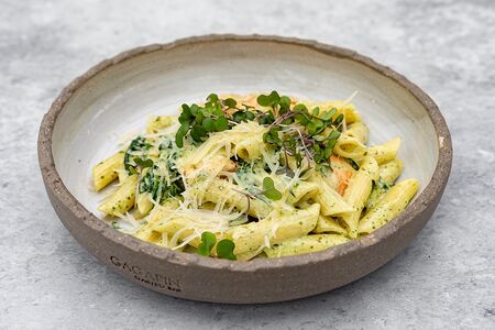 Пенне с лососем, песто и шпинатом