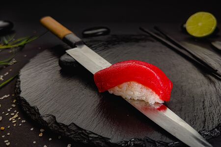 Суши с тунцом