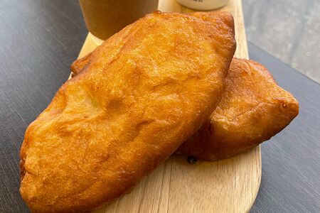 Пирожок жареный с сосиской и картофельным пюре