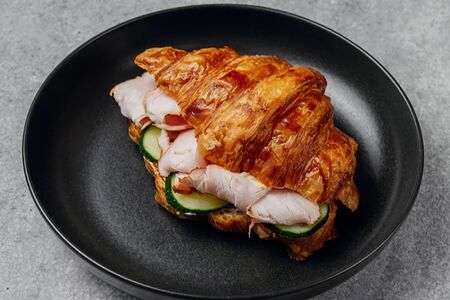 Круассан с пастрами из индейки