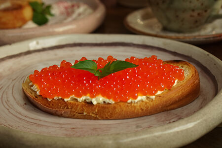 Брускетта с красной икрой