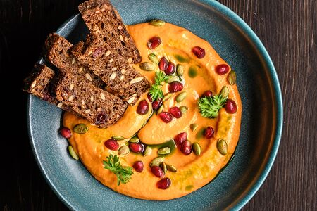 Хумус с печеной паприкой и гранатом