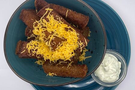 Жареные гренки с чесноком и сыром
