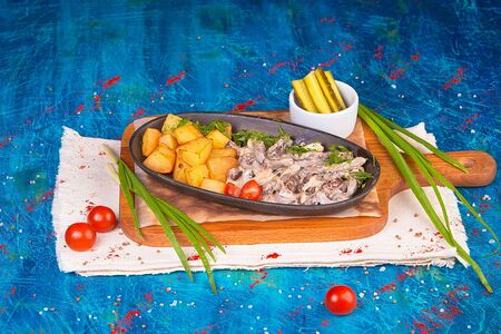 Бефстроганов с золотистым картофелем