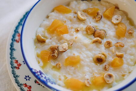 Каша рисовая на миндальном молоке с курагой и фундуком