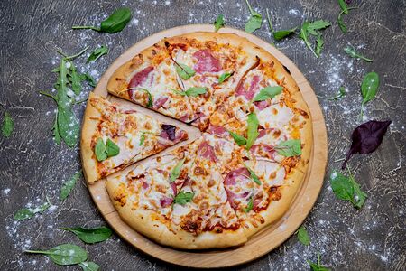 Пицца с ананасом и ветчиной