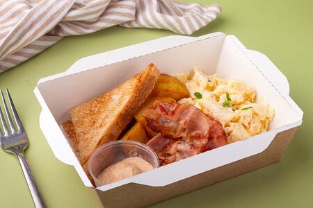 Скрэмбл с картофелем и беконом