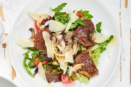 Салат с телячьими щечками