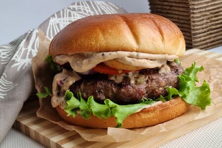 Бургер фирменный с говядиной