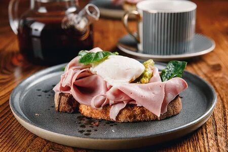 Тартин с мортаделлой, авокадо, яйцом пашот