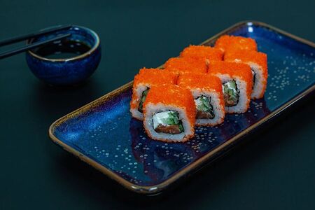 Ролл Калифорния с лососем