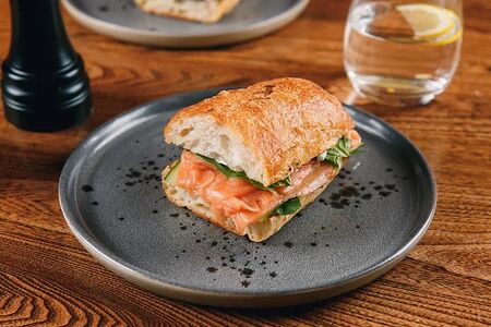 Сэндвич с лососем, авокадо, сырный мусс