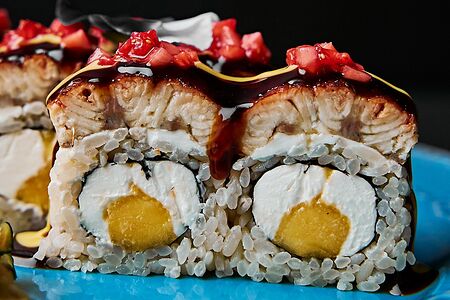 Канада с большими кусками угря и клубничной сальсой