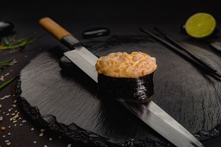 Гункан с лососем