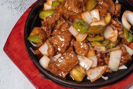 Говядина, жаренная на раскаленном блюде в кисло-сладком соусе