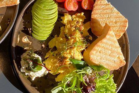 Омлет с авокадо, салатом и тостом