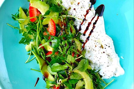 Салат со страчателлой клубникой и авокадо