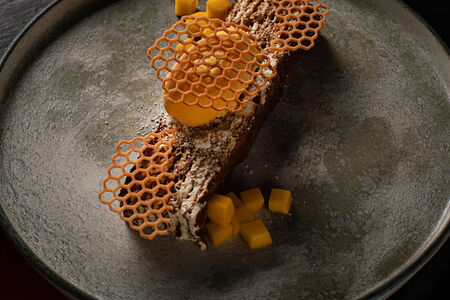 Кокосовый медовик, миндаль, манго