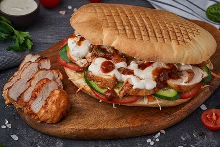 Шаверма в пите с курицей гриль