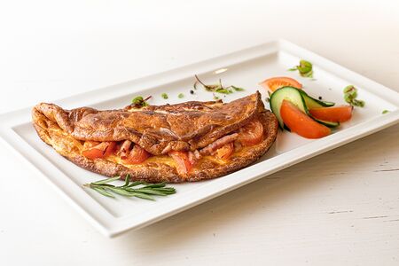 Омлет с отварной курицей