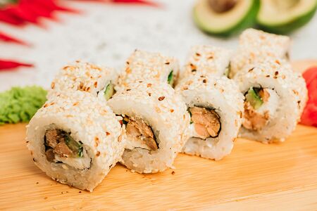 Ролл Фила в кунжуте