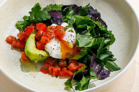 Печеное авокадо с томатной сальсой и яйцом пашот