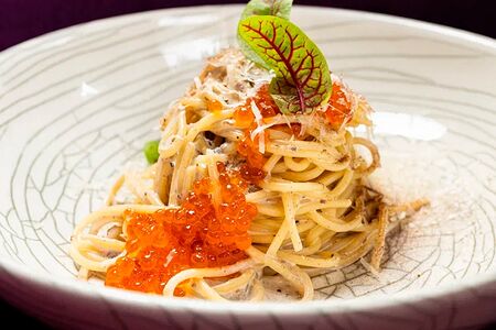 Паста с трюфелем, икрой лосося и пармезаном