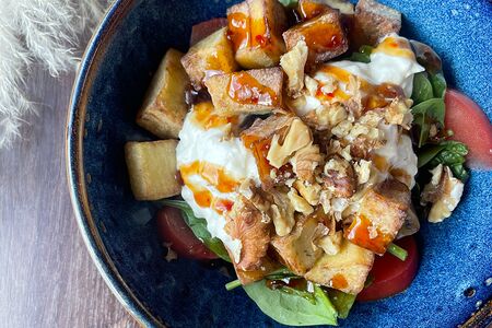 Салат с баклажанами и страчателлой