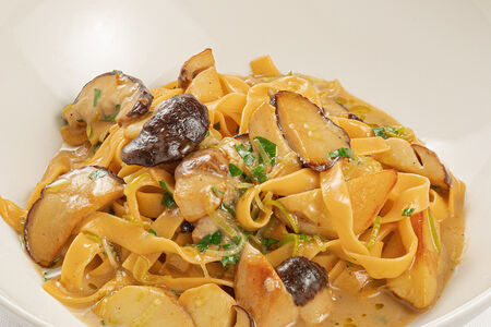 Тальятелле с белыми грибами и луком-порей