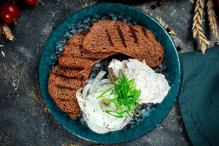 Смалец с ржаным хлебом и зеленым луком