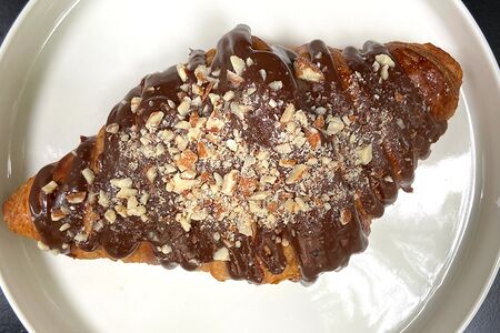 Круассан со сливочной начинкой и шоколадным ганашом