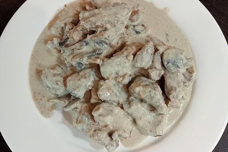 Гуляш из говядины с грибами в сливочном соусе