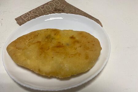 Пирожок с луком и яйцом