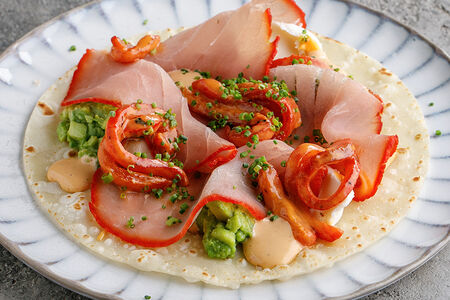 Тако с копченым тунцом и печеным перцем