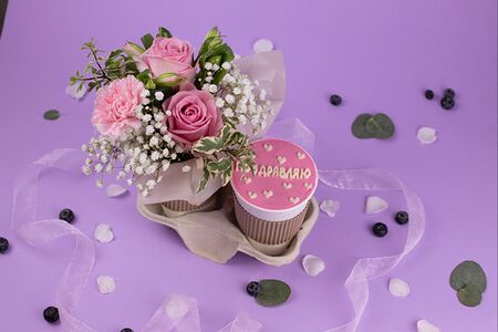 Подарочный набор букет цветов из роз и диантусов Симфония цвета и десерт