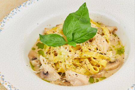 Паста с курицей и грибами