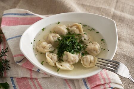 Пельмени куриные с бульоном