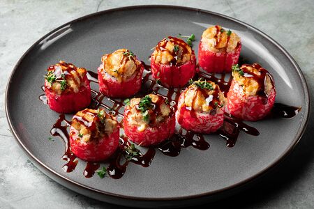 Запеченный ролл Магуро с тунцом