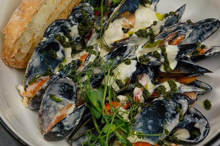 Мидии в сырном соусе