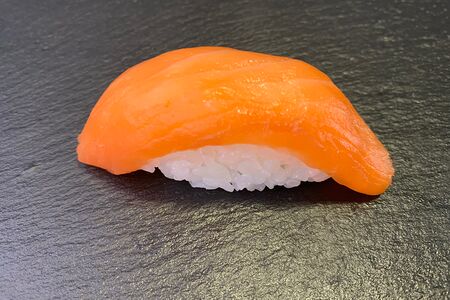 Суши с лососем