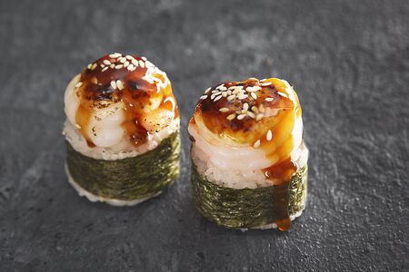 Запеченный ролл с креветкой