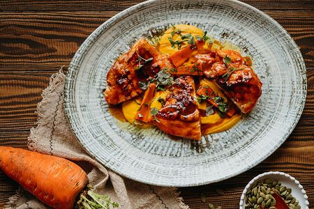 Цыпленок с соусом жу и молодой морковью